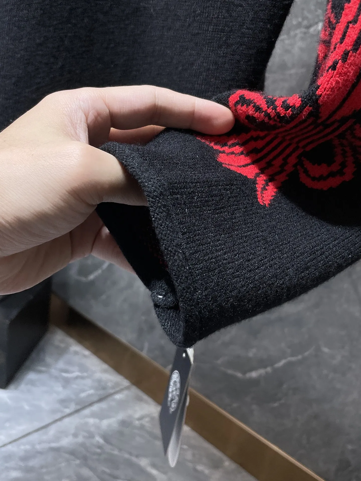 P256 Chrome Hearts 🍁Autumn and winter sweater series🍁 New autumn and winter red cross patent leather red flower arm sweater. Selected high-quality wool blended knitted high-quality fabrics. Embroidery➕leather. Non-market ordinary version. Recommended color: black